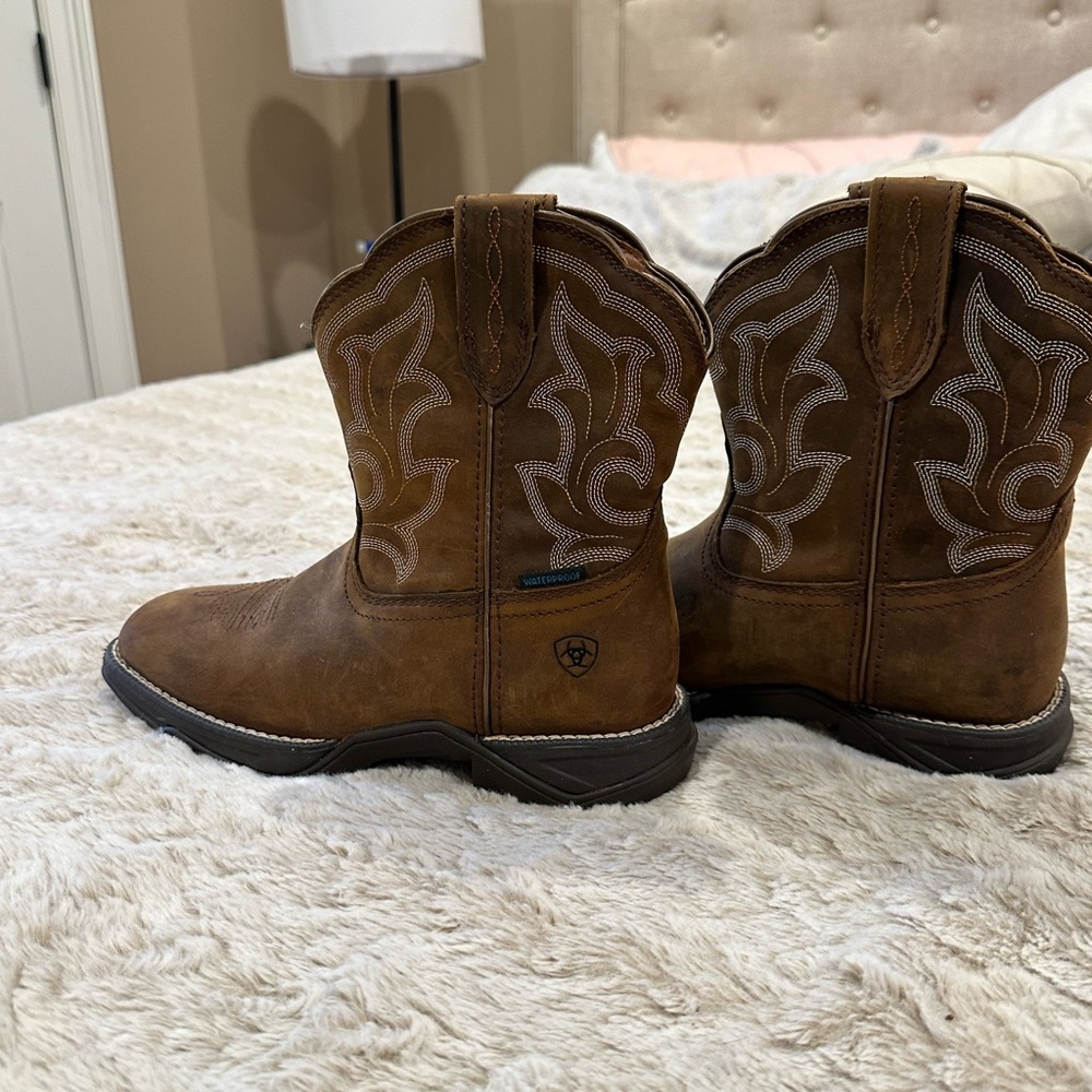 Women’s shortie ARIAT boots - waterproof square toe